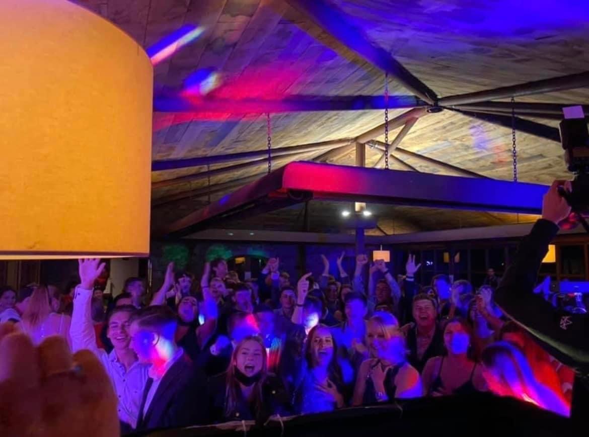 DJ aux platines dans la salle de réception de la Ferme du Banneway à Louveigné

