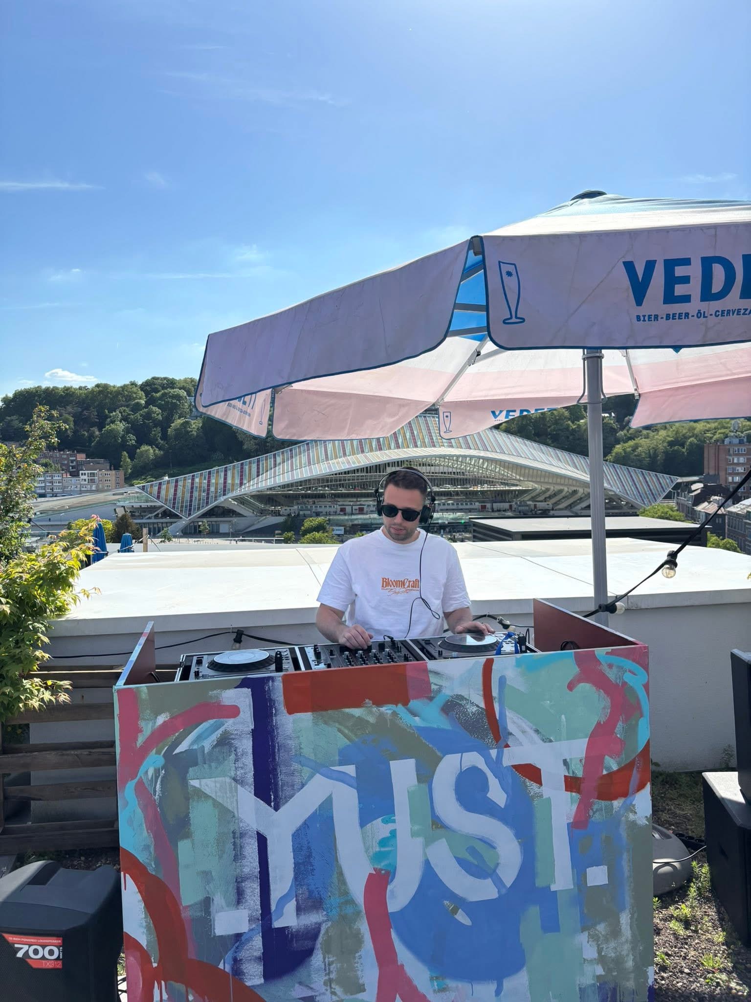 DJ qui joue de la musique à l'hotel Yust en face de la gare des guillemins 
