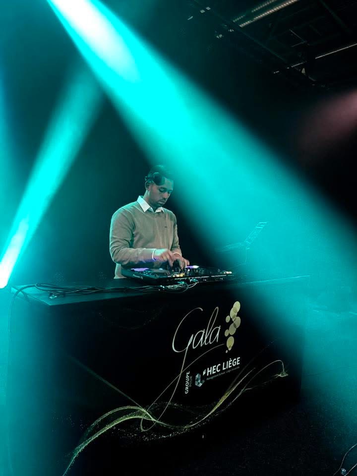 DJ qui passe de la musique lors d'une fête d'enteprise organisée à Liège