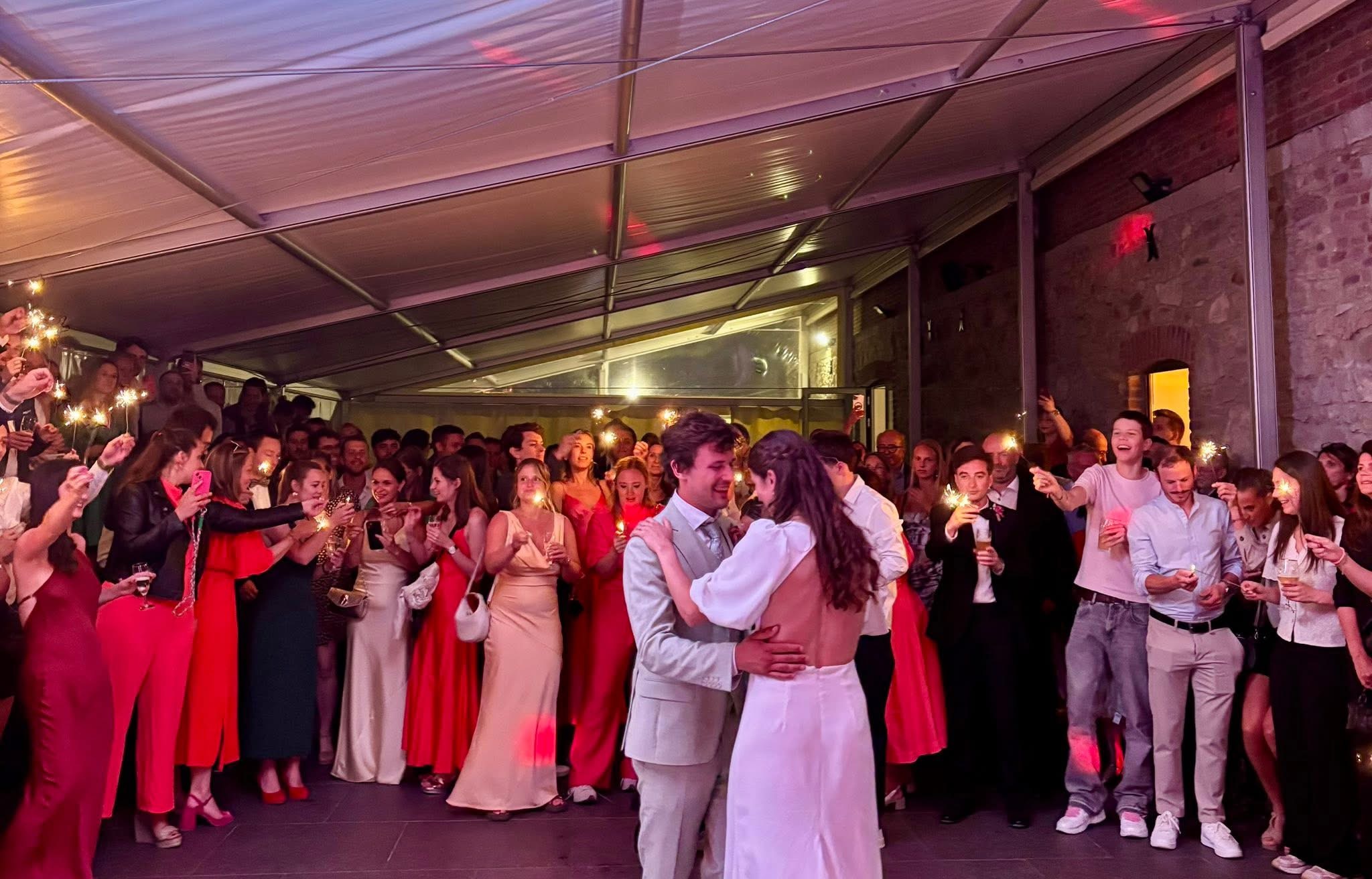 DJ qui passe la première danse d'un mariage au Chateau de Berlieren à Plombières 
