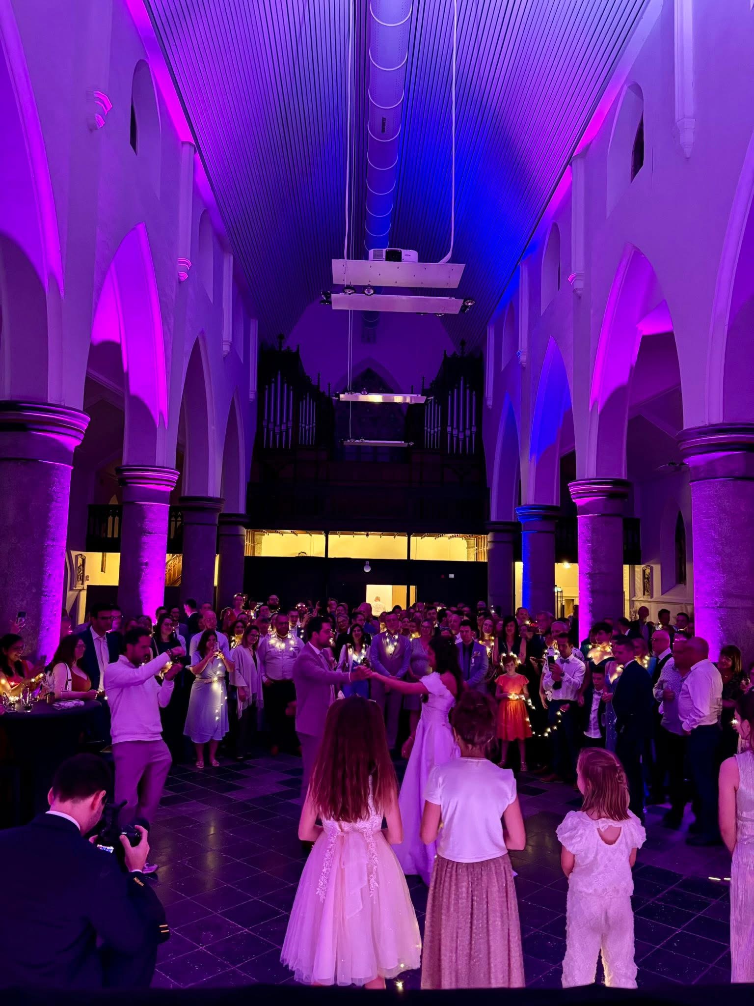 DJ qui passe la musique d'ouverture de bal durant un mariage à Eupen. 
