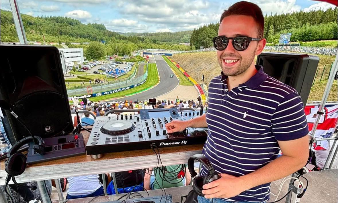 DJ mixant devant le Cicruit de Spa Francorchamps à Stavelot 