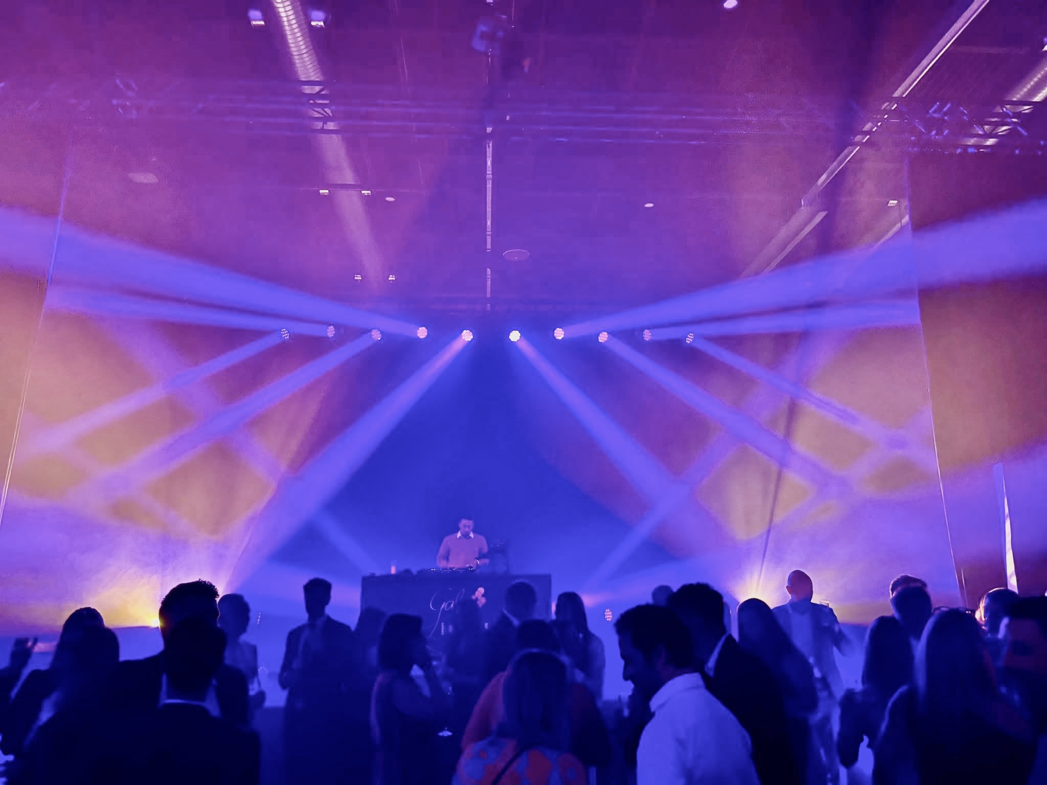 DJ jouant de la musique festive lors d'une soirée d'entreprise à Liège Expo 
