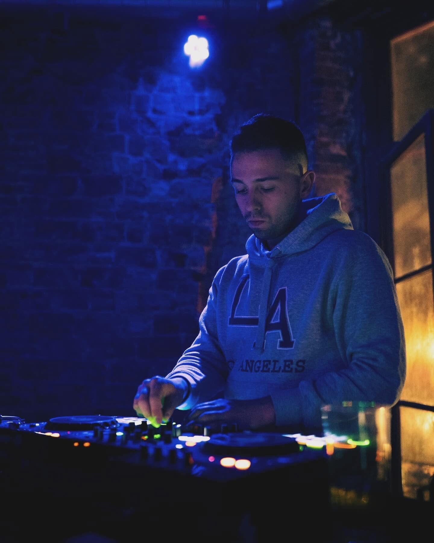 DJ qui passe de la musique à l'Aquarelle, dans le carré à Liège 