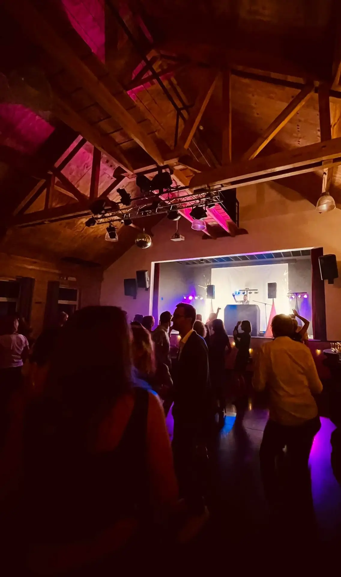 Ambiance lors de la soirée d'un anniversaire de 50 ans à la salle des fêtes de Chevron