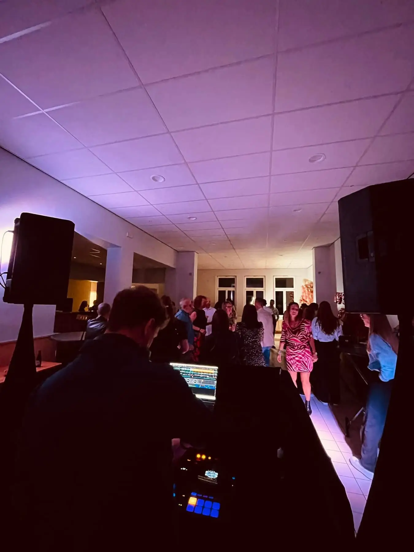 DJ en prestation lors d'un anniversaire de 18 ans dans une salle de fête à Sprimont