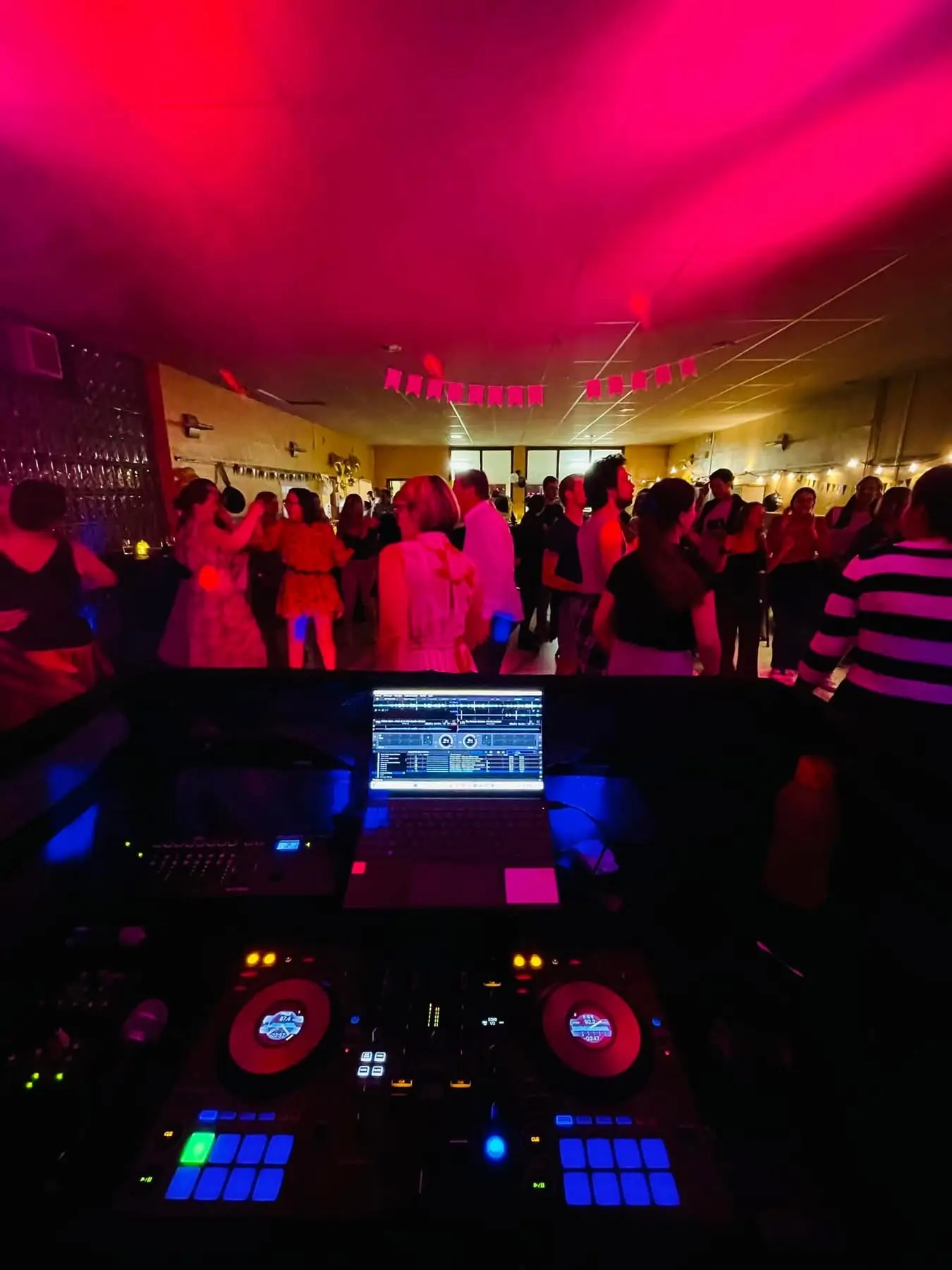 La piste de danse lors d'un anniversaire de 25 ans dans une salle des fêtes de Chaudfontaine
