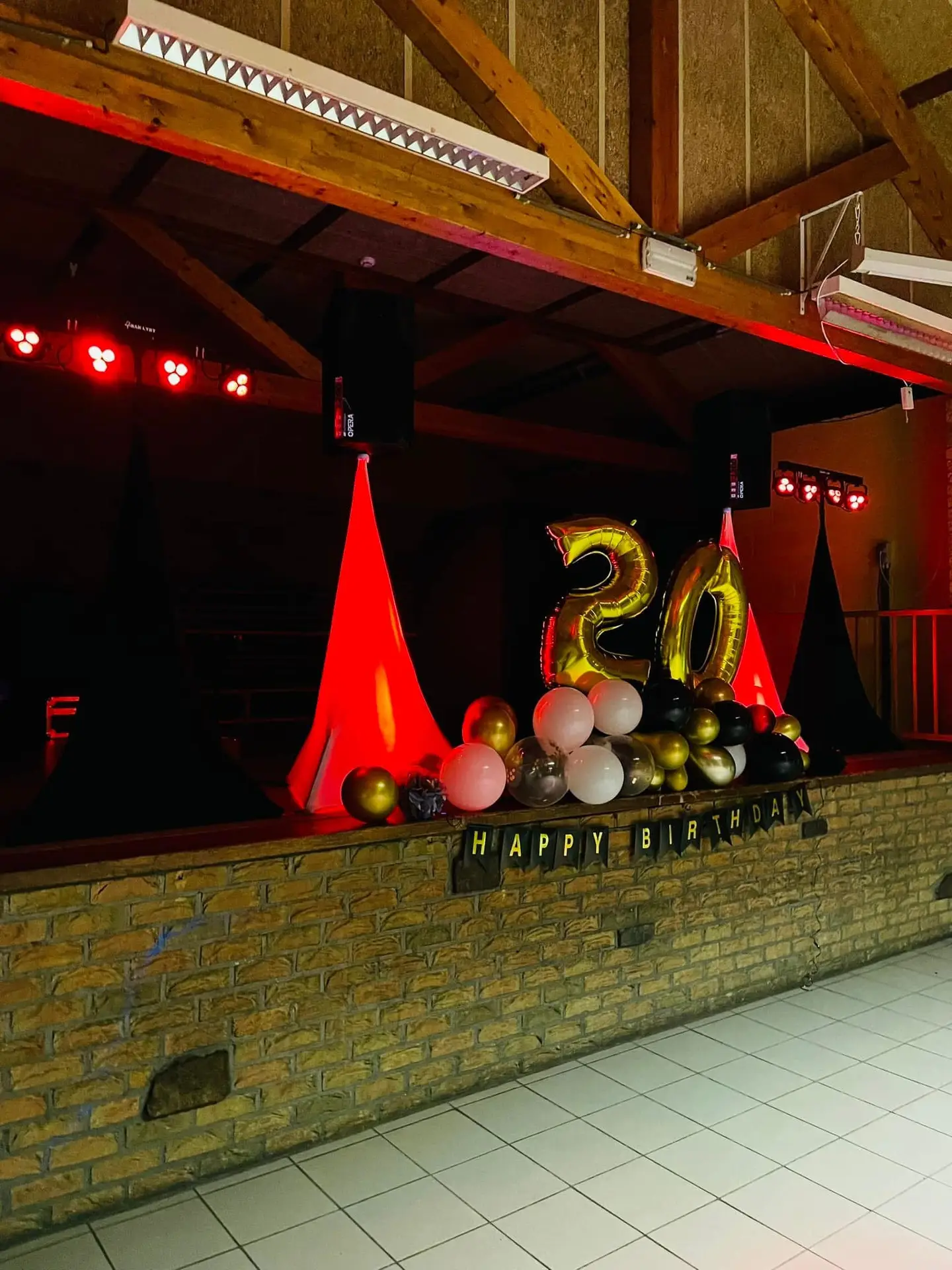 Installation du DJ lors d'un anniversaire de 20 ans dans une salle de fête à Aywaille