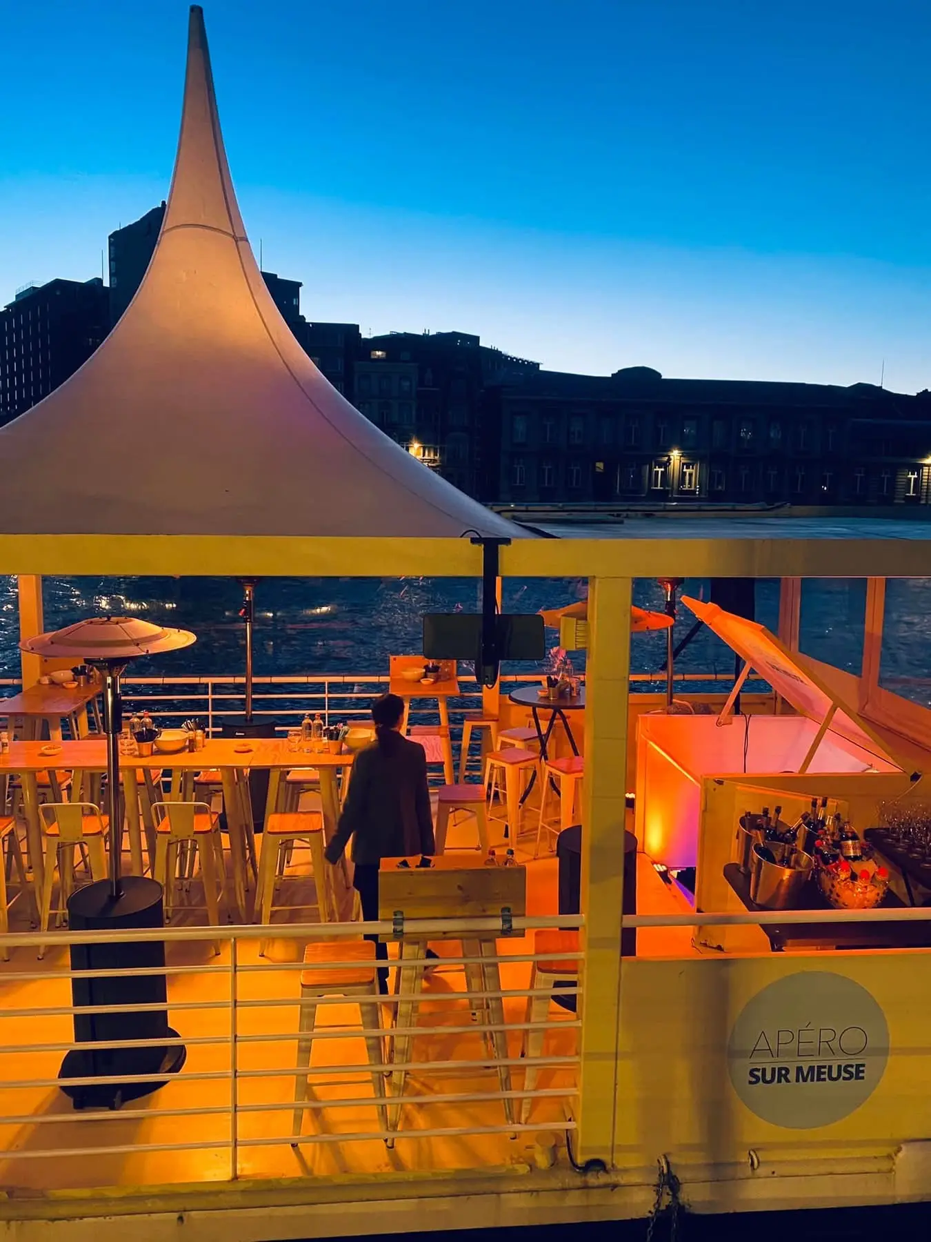 Materiel du DJ H'LS lors d'une soirée privée sur le bateau d'Apéro Sur Meuse à Liège.