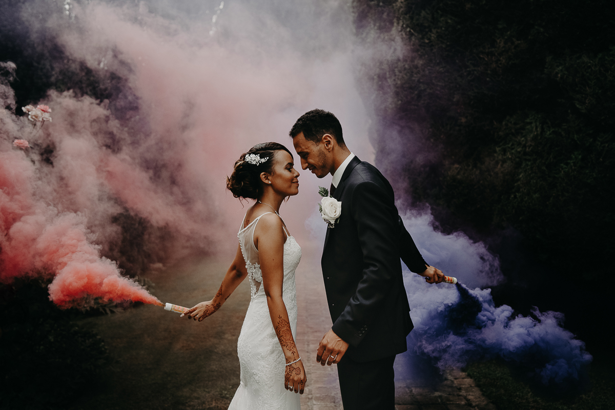 Photo de mariage prise par un photographe avec des fumigènes