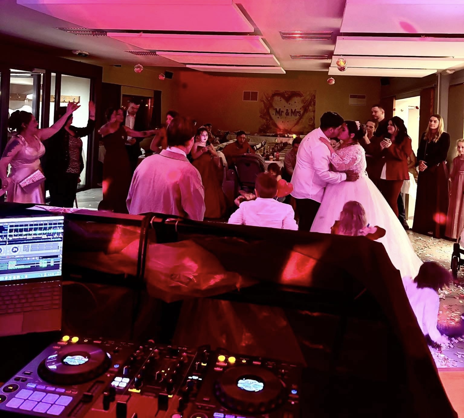 Le DJ passe une musique d'entrée des mariés dans une salle des fêtes à Dinant. 