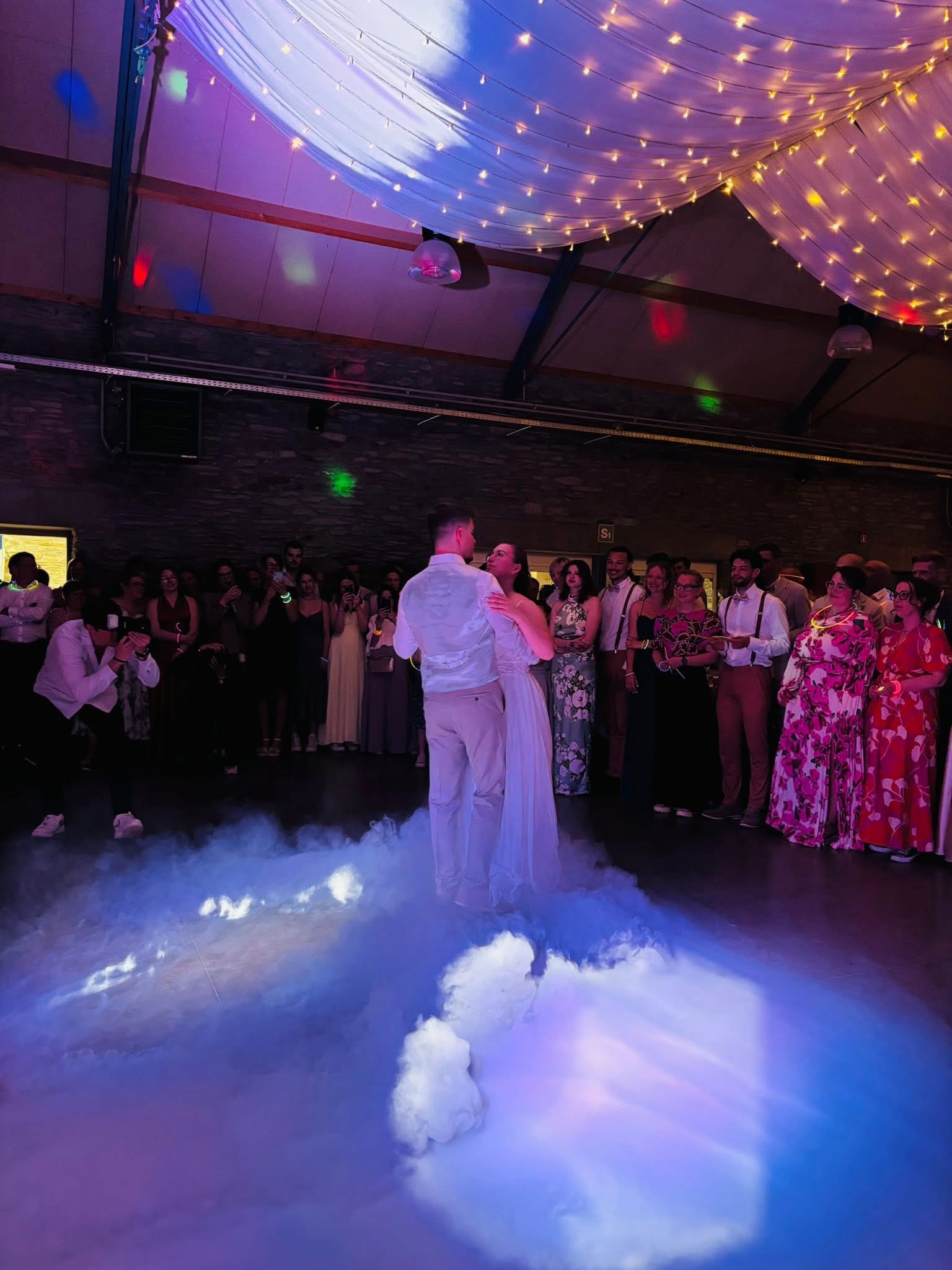Les mariés ouvrent le bal avec de la fumée lourde à la salle Le Vicinal à Lierneux. 