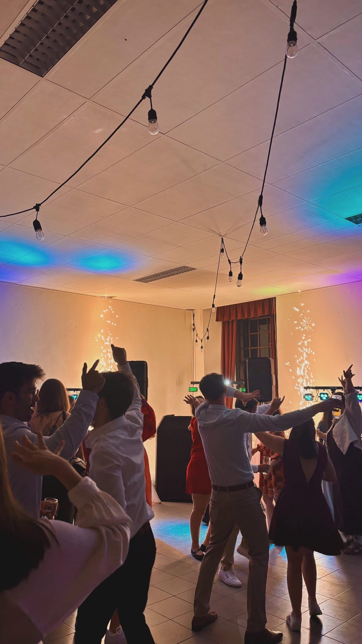 Les étincelles du DJ illuminent la soirée lors d'un mariage au Château de Tilff. 