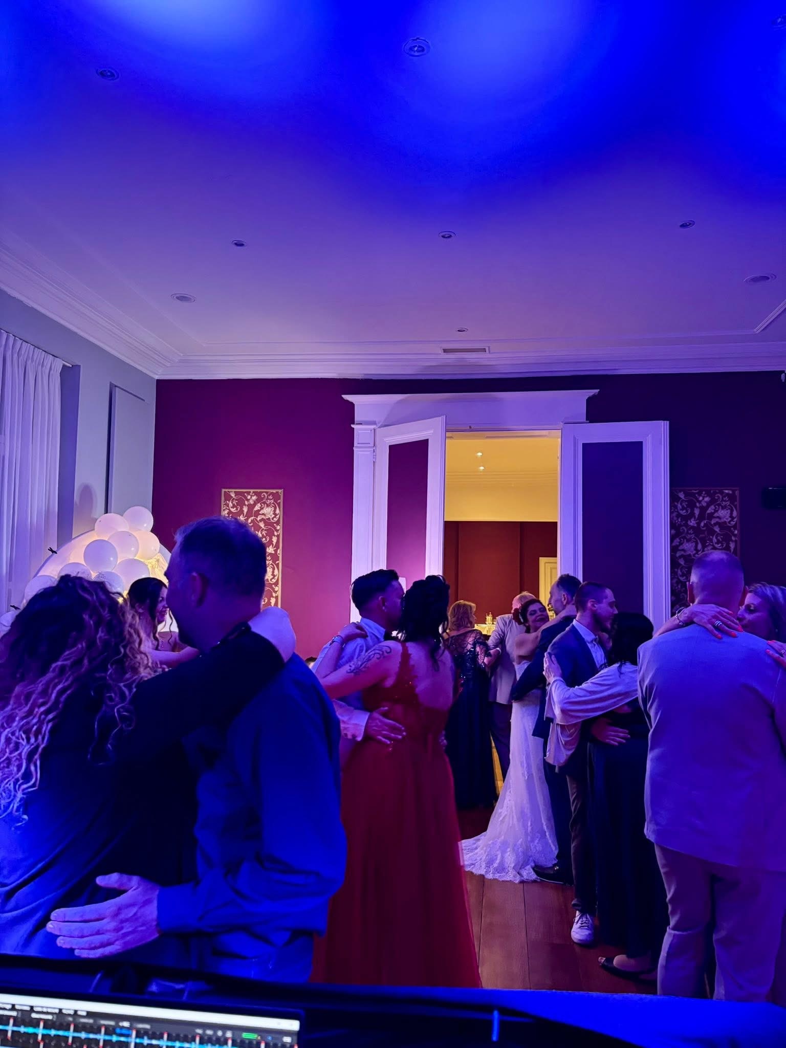 Les invités du mariage dansent un slow au Chateau de Limont à Donceel. 