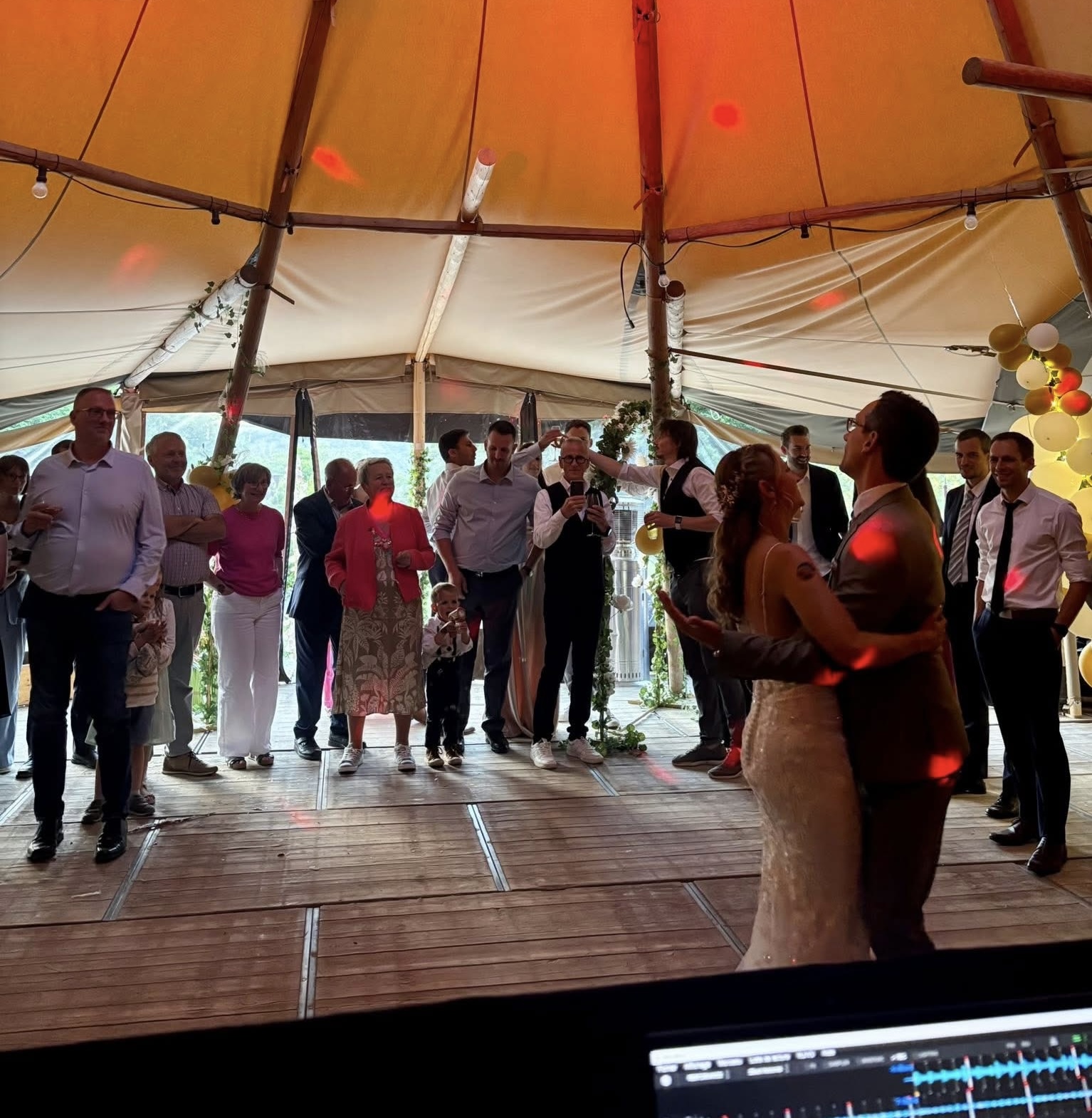 Les mariés ouvrent le bal lors d'un mariage au préhistomuseum à Flémalle. 