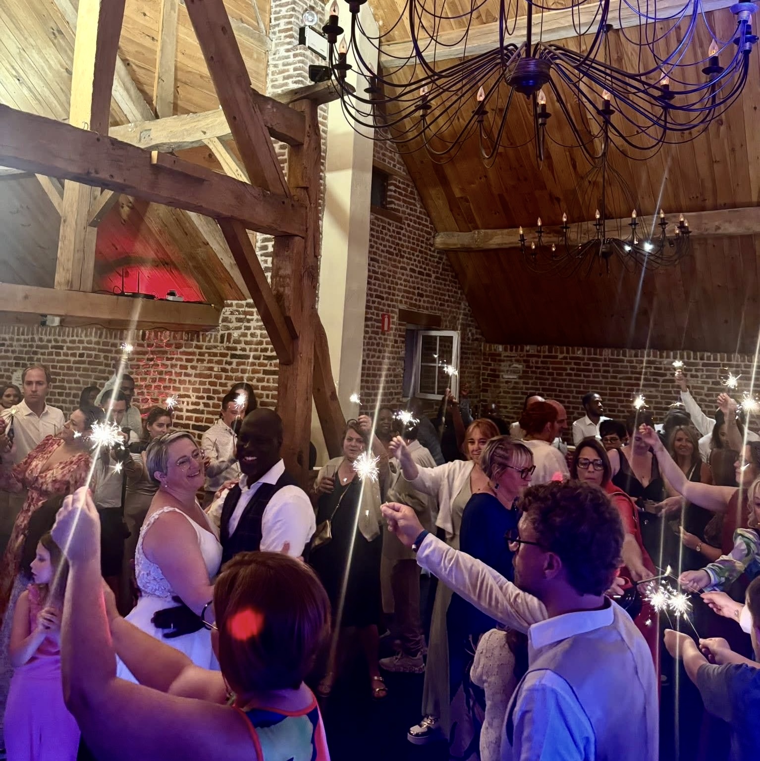Les invités dansent lors d'un mariage au Chateau d'Oudoumont à Verlaine. 