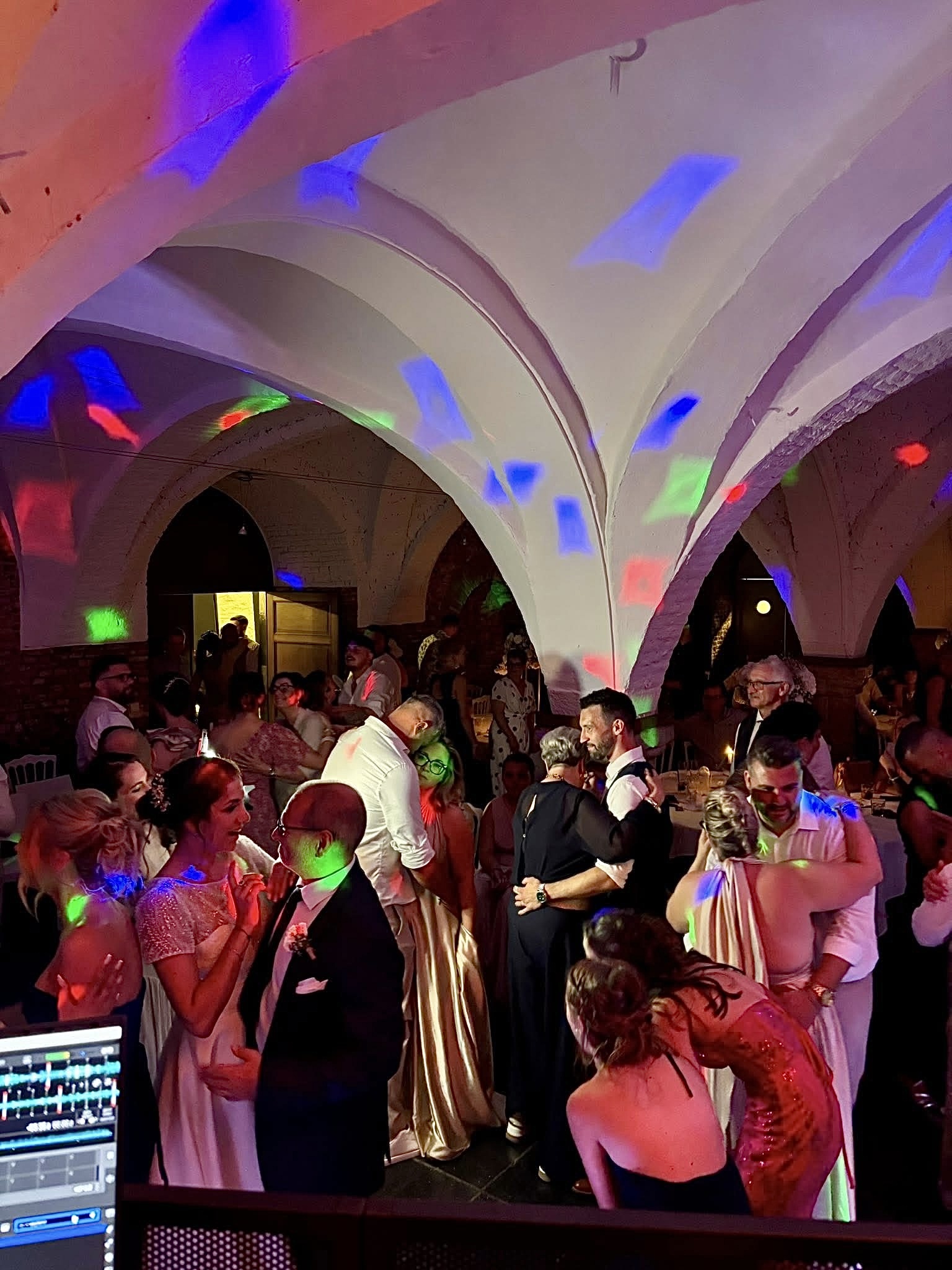 Les invités dansent lors de la soirée d'un mariage à l'Abbaye de Stavelot 