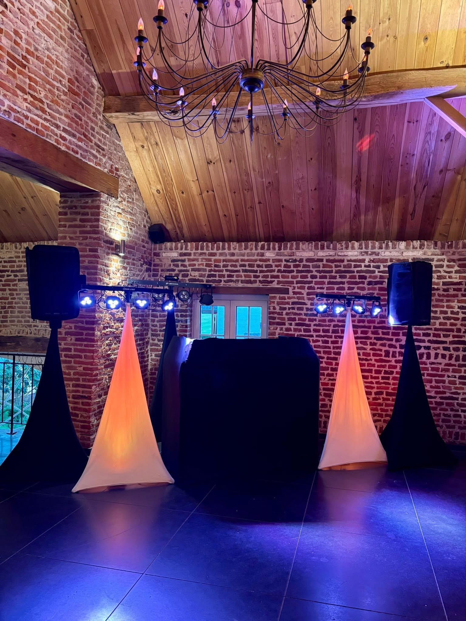 Le système de sonorisation et l’éclairage DJ H’LS pour une soirée de mariage.