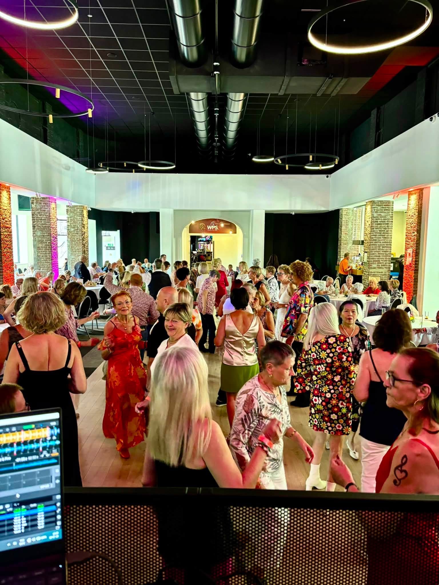 Public qui danse lors d'un thé dansant organisé au Circus Casino Resort de Namur 