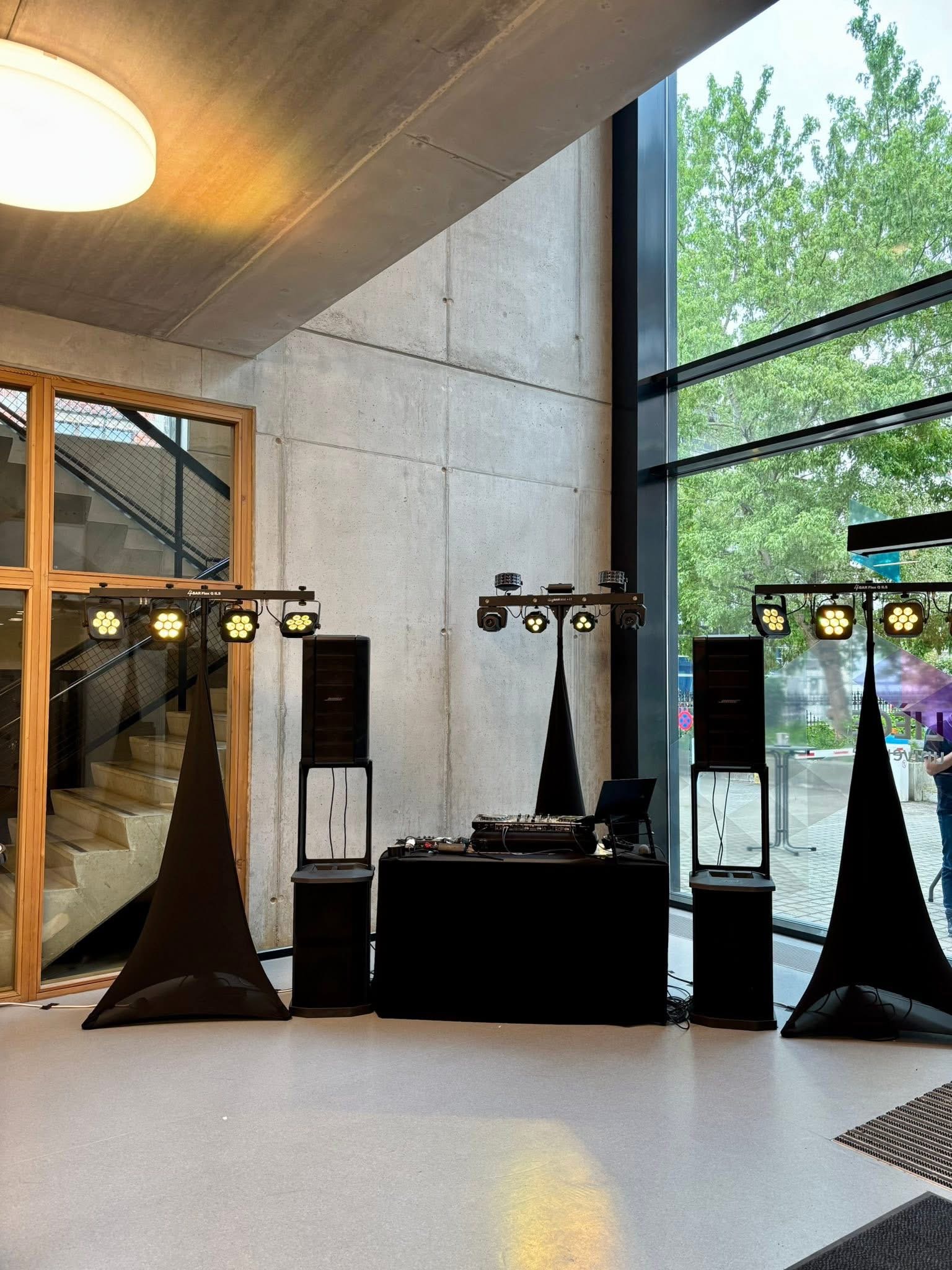 Installation du DJ H'LS lors d'une soirée organisée par l'université de Liège 