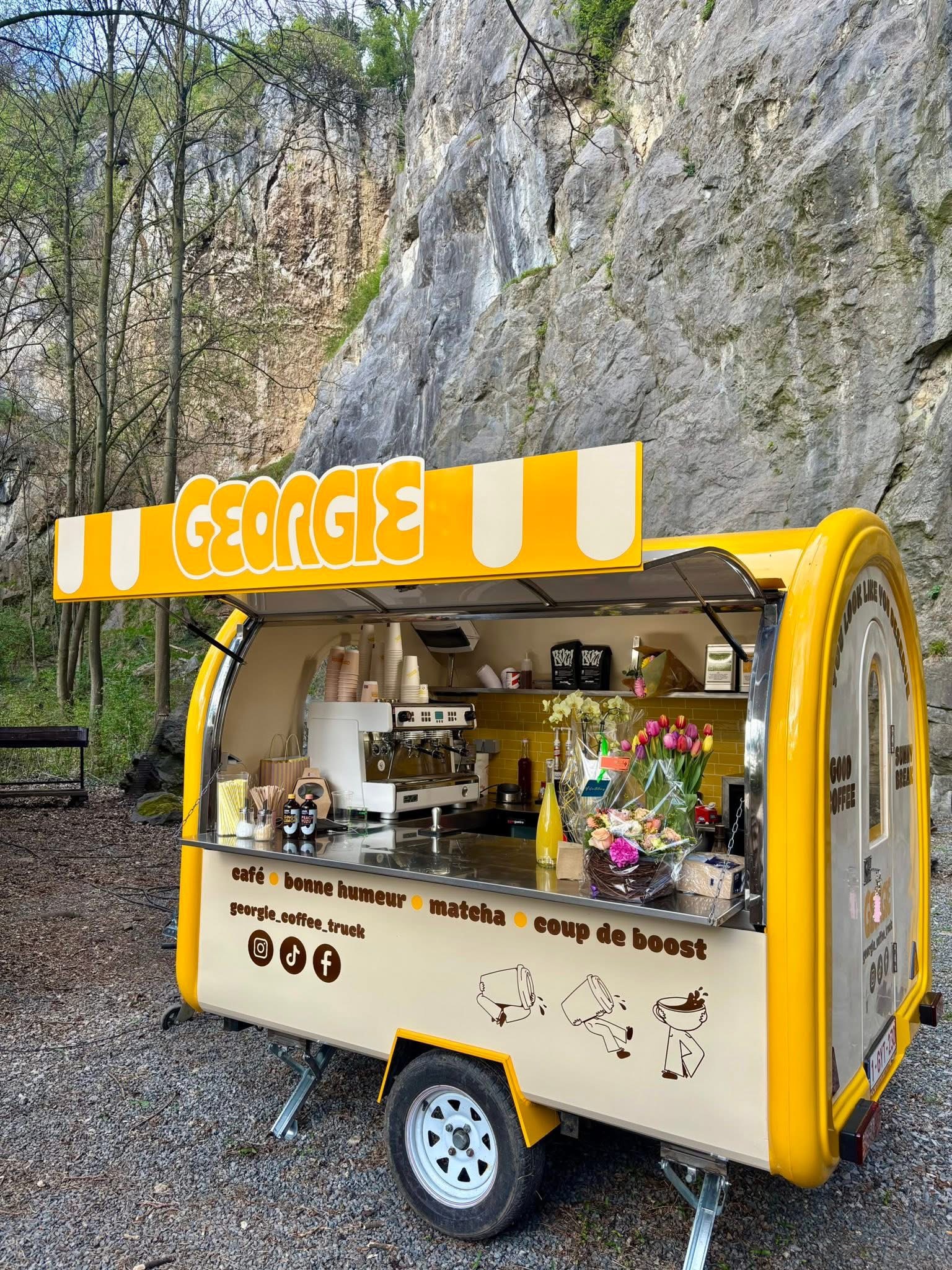 Le Food Truck "Georgie" sert des cafés et divers boissons 