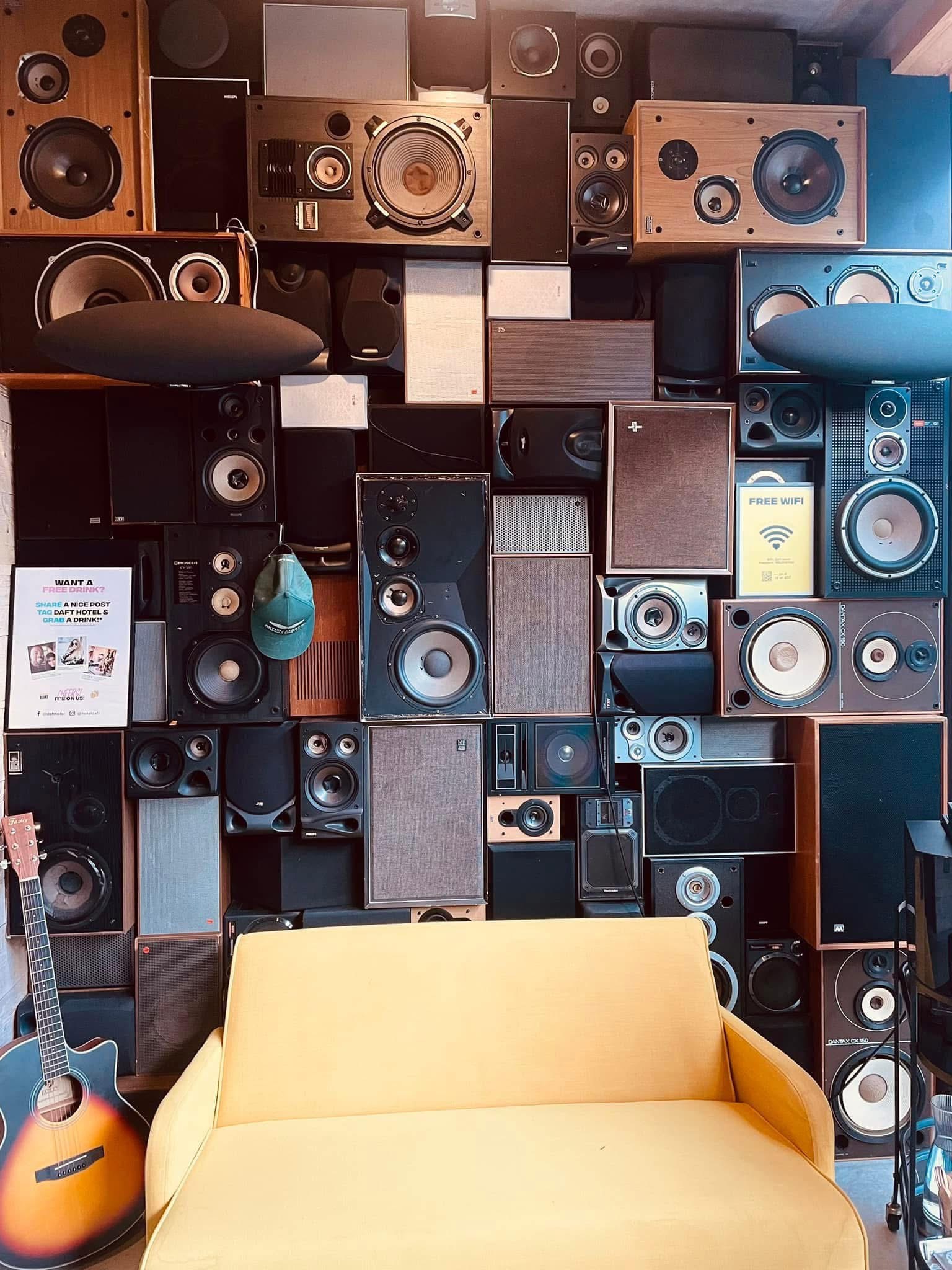 Mur décoré par des enceintes au Daft Studio à Malmedy 
