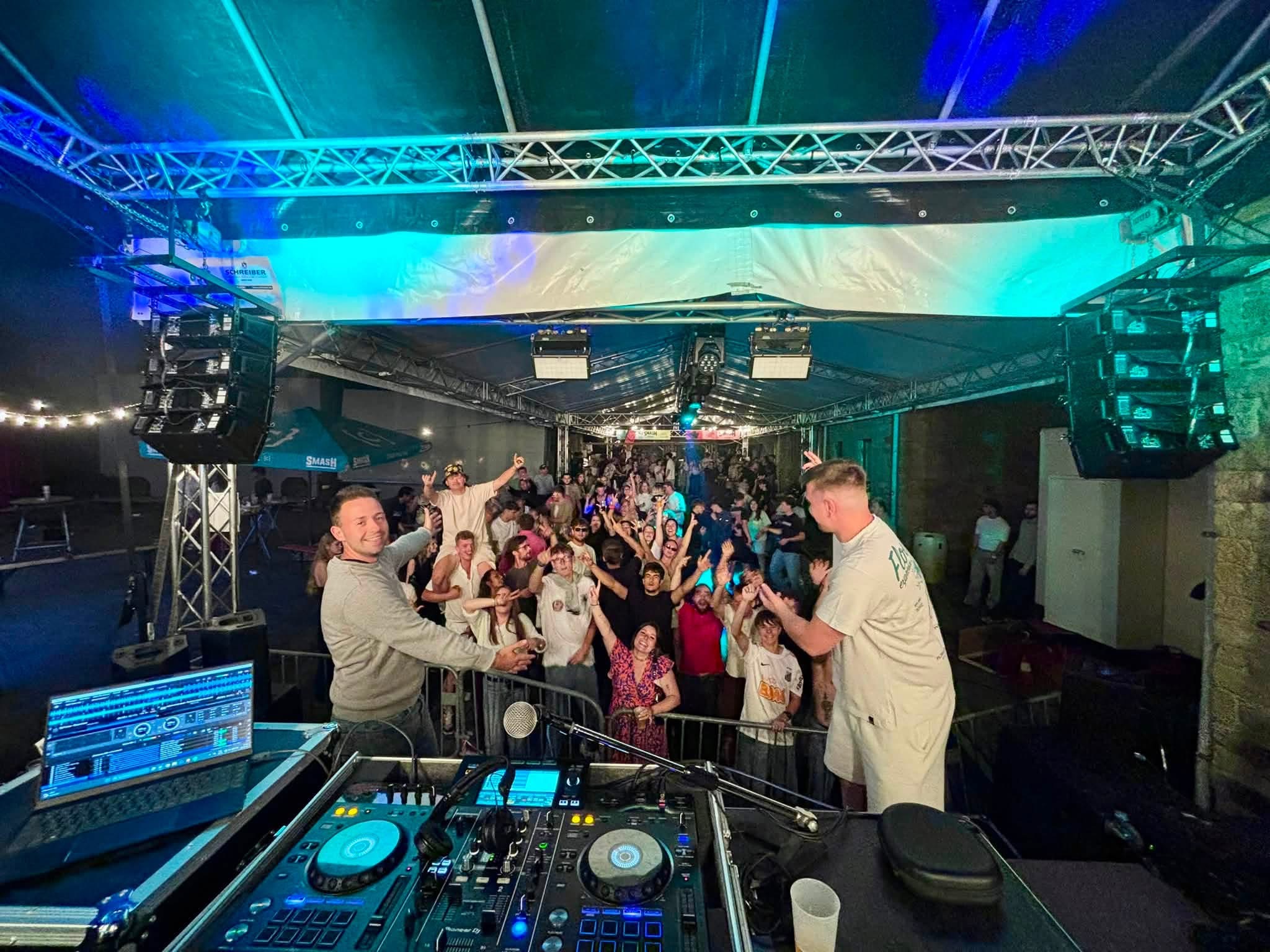 DJ H'LS mixe lors du bal des jeunes de Fraiture 