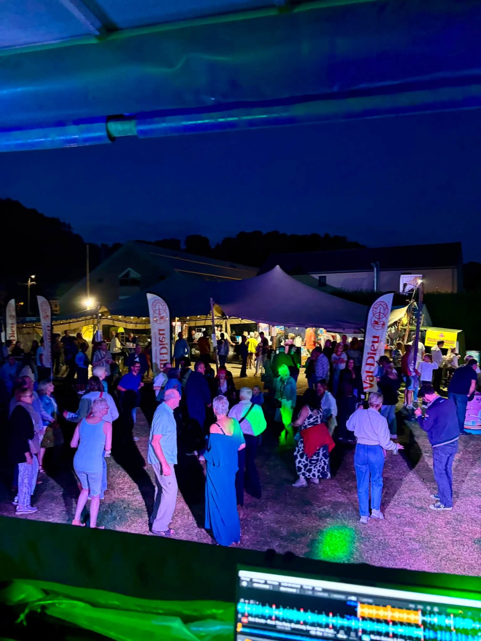 Le public danse lors de la soirée du 21 Juillet organisée par Point Chaud les Bains à Aywaille 