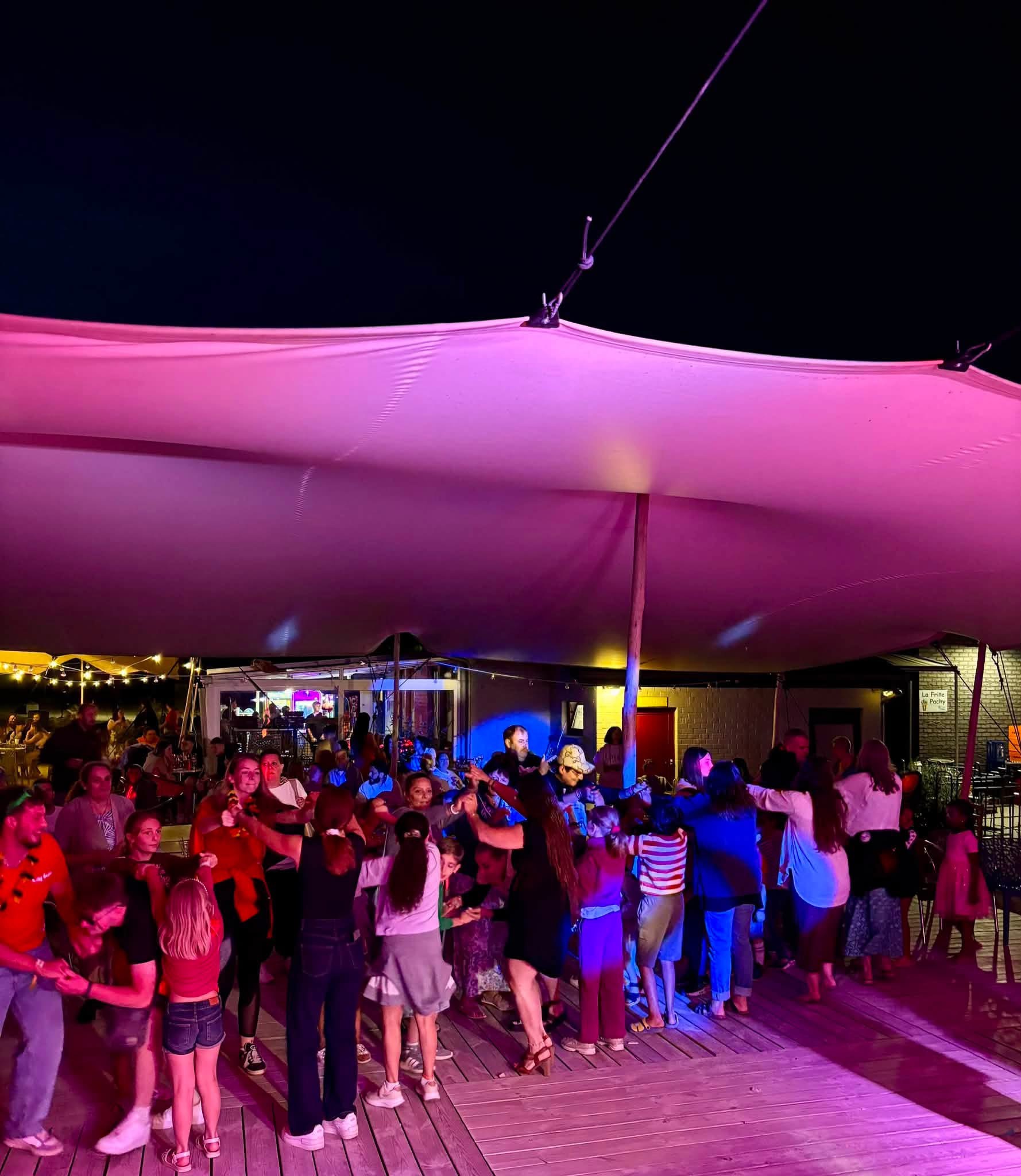 le public danse lors d'une soirée organisée au camping CAP FUN à Fosses-la-Ville