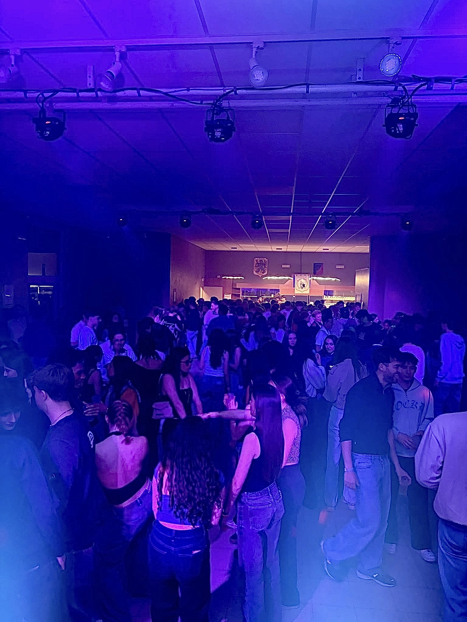 Le public danse lors d'un bal de la jeunesse de Louveigné 