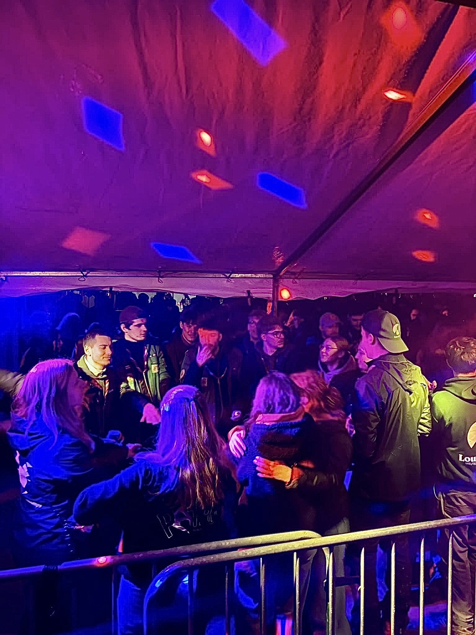 Le public danse lors du Le grand feu des mouvements de jeunesse de Remouchamps