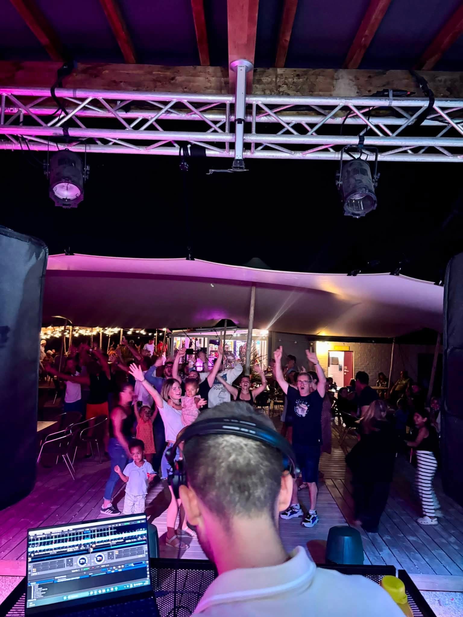 DJ qui mixe lors d'une soirée organisée au camping CAP FUN à Fosses-la-Ville