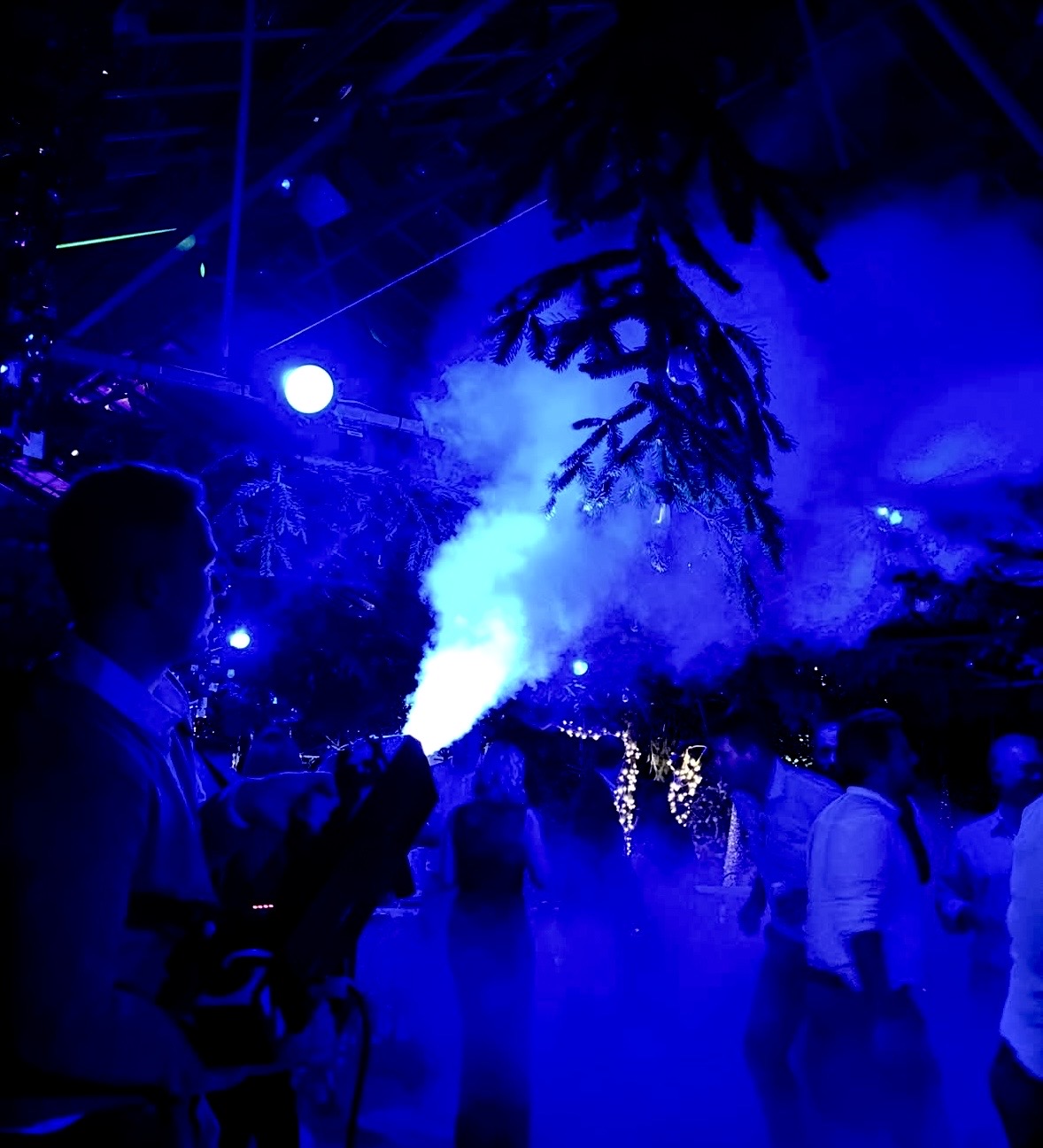 DJ H'LS fait fonctionner son GUN à fumée, Effet CO2 lors d'une soirée dansante. 